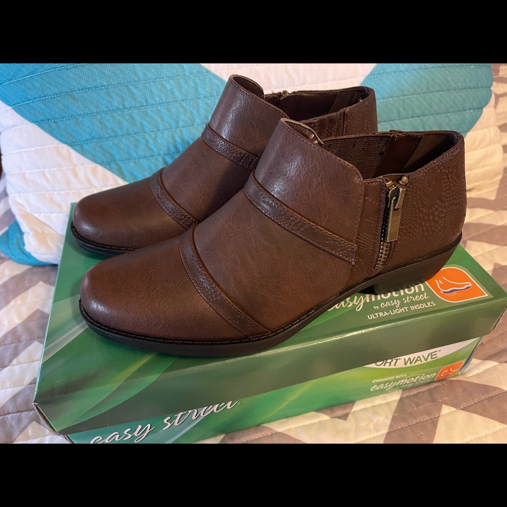 Easy Street Brown Ankle Boots. New. Size 7.5